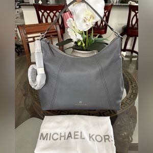 🩶🩶MICHAEL KORS SIENNS GRAY PEBBLED LEATHER LARGE CONVERTIBLE/HOBO BAG!🩶🩶